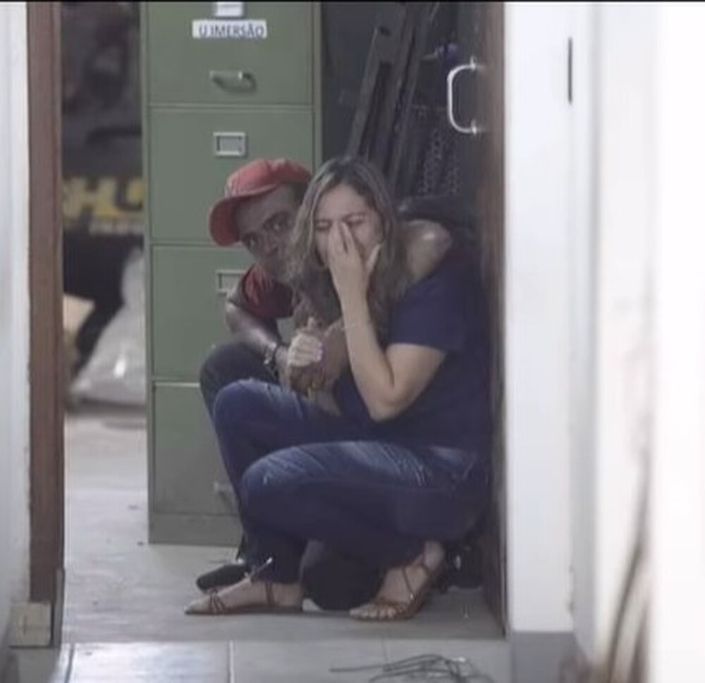 ASSISTA; Assalto a banco no Centro do Rio tem reféns, tiroteio e 3 criminosos presos 