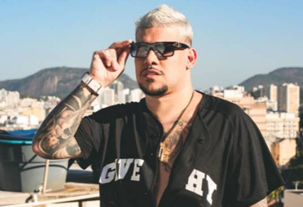 Buarque solta a voz com Os Quebradeiras e DJ Zullu na batida do tamborzão do funk “Jogando”
