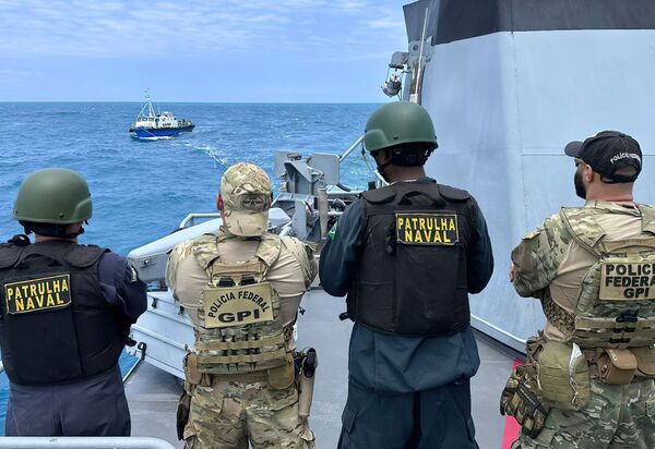 Marinha e PF fazem maior apreensão de cocaína no mar brasileiro