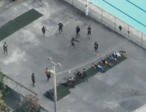 FANTÁSTICO: Imagens mostram criminosos dando treinamento de guerrilha no Complexo da Maré