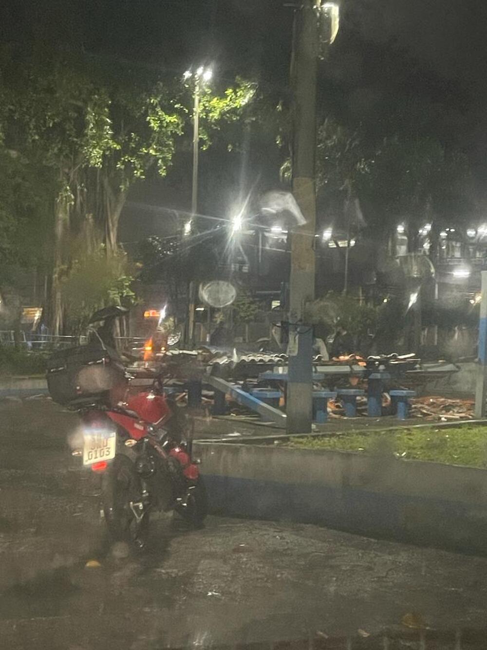Abrigo da Praça da Telemar cai em cima de ciclista em Mesquita