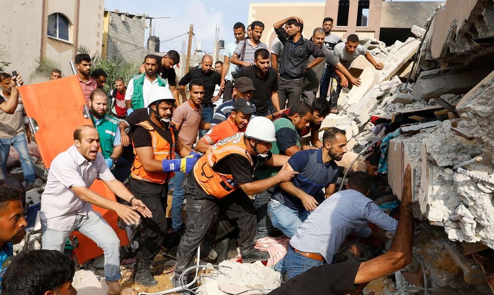 Israel bombardeia Gaza e número de mortos em nova guerra passa de 900