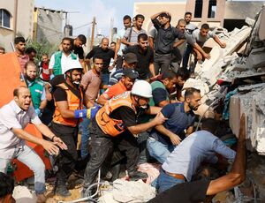 Israel bombardeia Gaza e número de mortos em nova guerra passa de 900