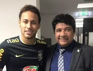Neymar xinga presidente da CBF por ter feito jogo em Cuiabá, após levar saco de pipoca na cabeça 