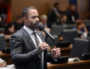 Deputado estadual Filippe Poubel busca resguardar a segurança de crianças e mulheres em banheiros 