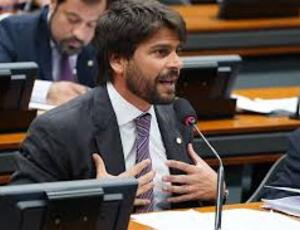 Pedro Paulo (PSD-RJ) relator do projeto que taxa os super-ricos, diz que não há garantia de que a votação vá ocorrer amanhã na Câmara