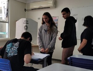 Eleições mirins em Caçador incentivam a participação democrática dos estudantes com o uso de urnas eletrônicas