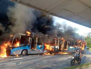 'O crime organizado que não ouse desafiar o poder do Estado', disse Castro, e logo depois 35 ônibus são incendiados e transporte público parou deixando milhões a pé