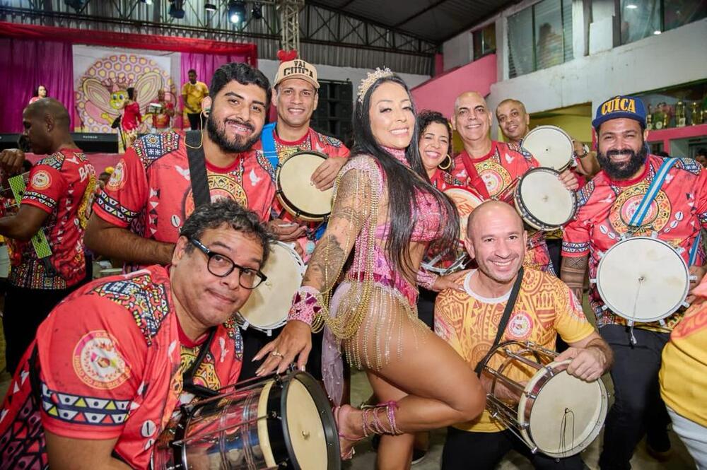 Rainha de Bateria do Parque Acari comemora aniversário em festa na quadra da escola
