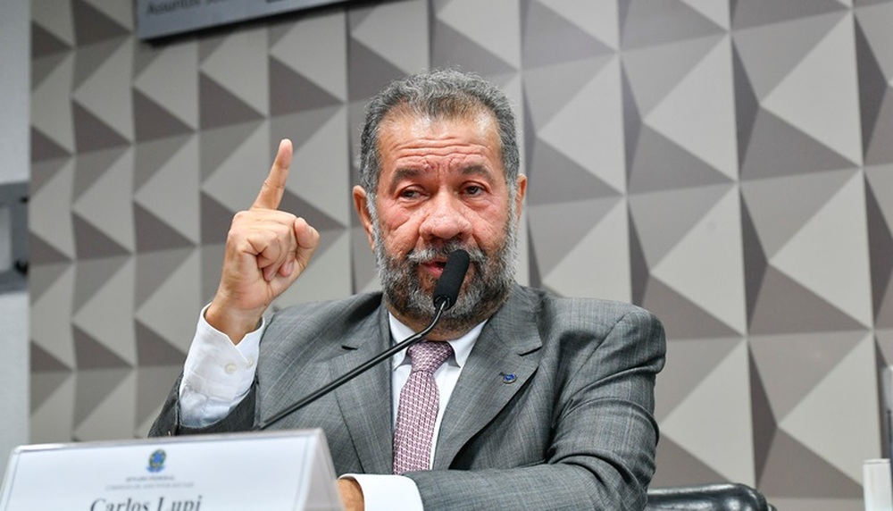 Carlos Lupi anuncia realização de concurso com 1.500 vagas para perito médico federal em 2024