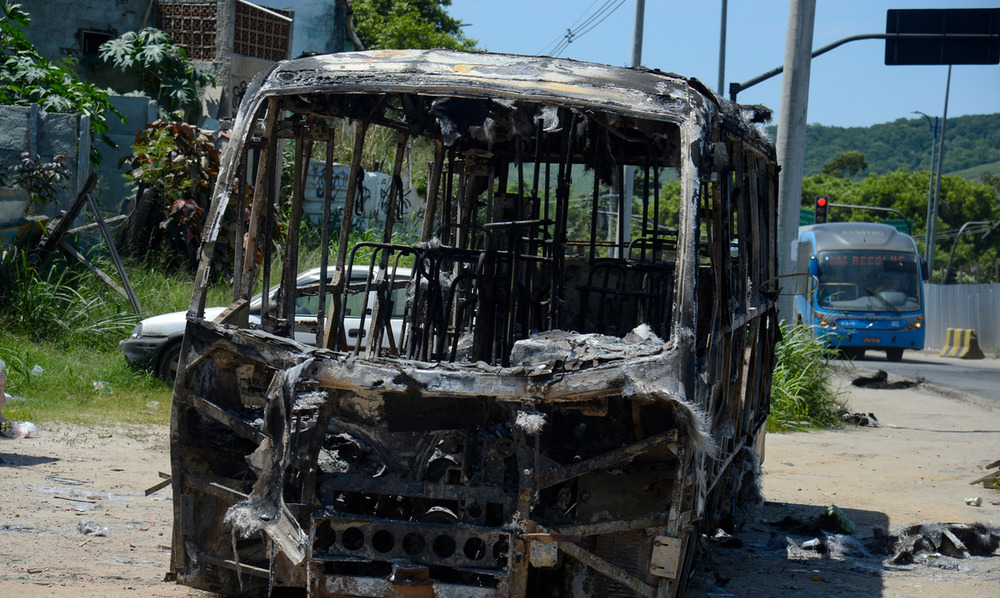 Quatro presos por incendiar ônibus na Zona Oeste passam por audiência de custódia
