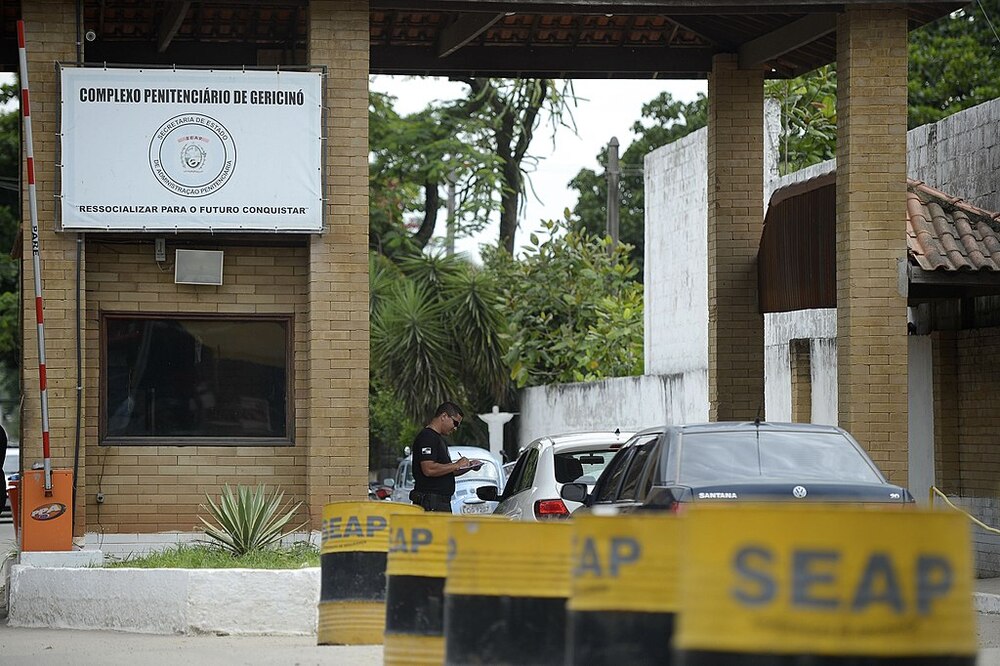 DÁ PARA LEVAR A SÉRIO O COMBATE AO CRIME NO RIO? Miliciano saiu pela porta da frente do presídio, mesmo com mandado de prisão expedido