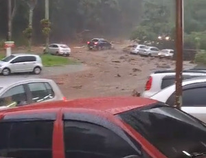 Chuva alaga ruas de Teresópolis; sirenes foram acionadas