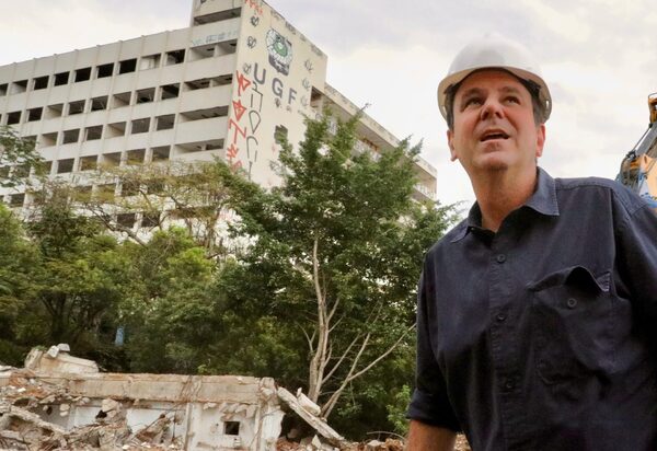 ASSISTA: Depois de explodir imóveis avaliados em mais 300 milhões para beneficiar donos da Gama Fliho, Paes agora quer construir mais um Estádio para o Vasco