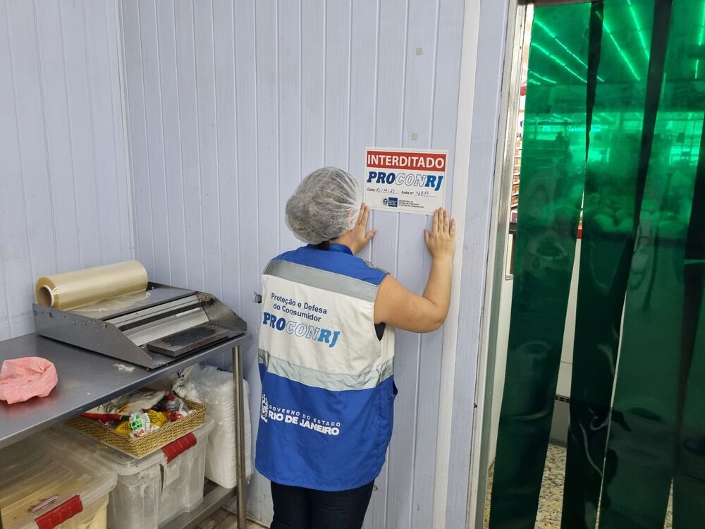 Procon-RJ e Decon descartam mais de 400kg de alimentos impróprios ao consumo