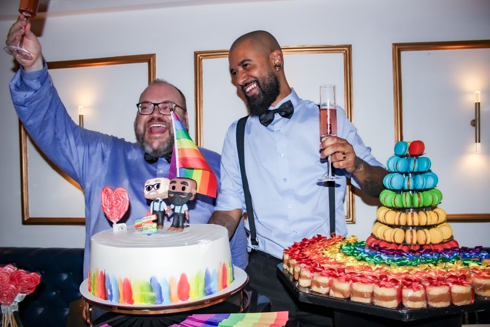Jornalista Rodrigo T.Ribeiro e piercer Carlos Wagner celebram união na Blá Blá Champanheria, na Barra da Tijuca