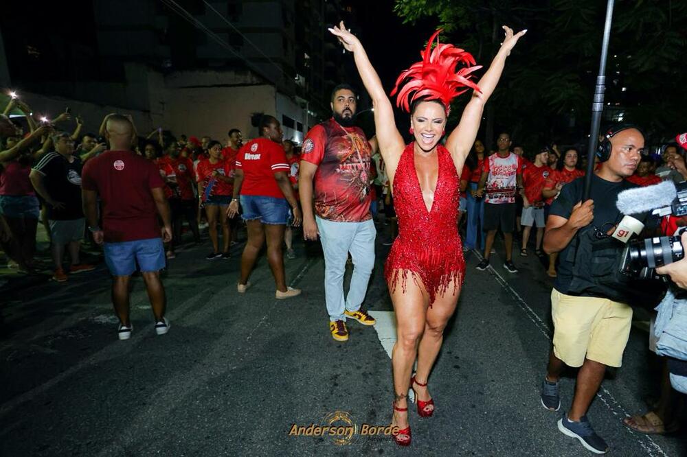 Com calçadas lotadas, Salgueiro emociona com primeiro ensaio de rua para o Carnaval 2024