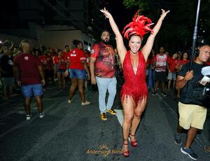 Com calçadas lotadas, Salgueiro emociona com primeiro ensaio de rua para o Carnaval 2024