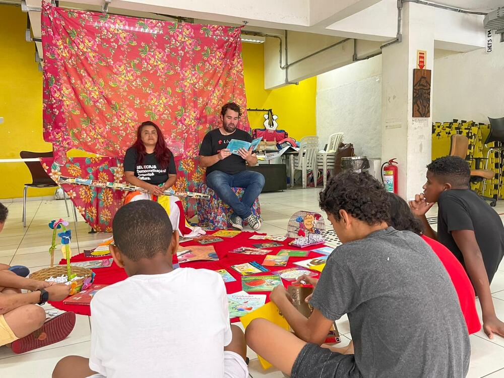 Ocupação literária: Projeto “Livro de Rua” distribuiu exemplares gratuitos na Rocinha nesta sexta-feira (1)