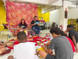 Ocupação literária: Projeto “Livro de Rua” distribuiu exemplares gratuitos na Rocinha nesta sexta-feira (1)