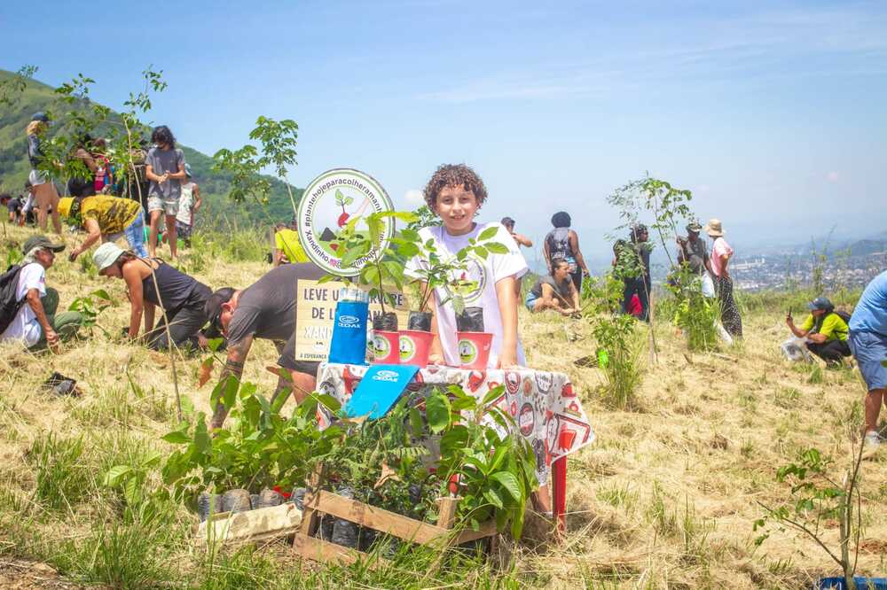 O menino que planta e parceiros plantam 200 árvores na Serra do Vulcão