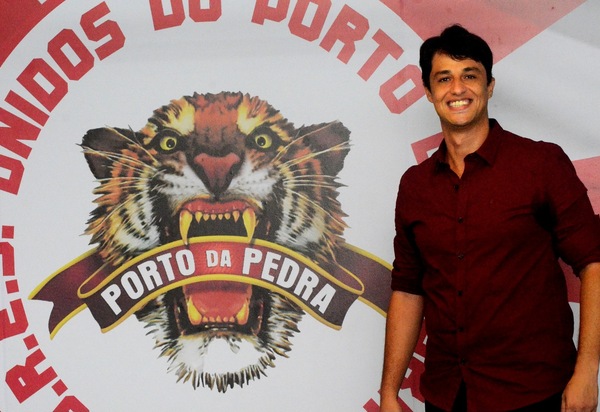 Porto da Pedra contrata profissional para conduzir perfomances cênicas nas alegorias 