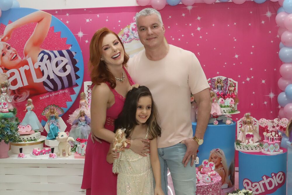 Com festa avaliada em 500 mil reais, Deborah Albuquerque e Bruno Salomão festejam a filha Bela