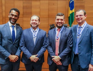 Rodrigo Bacellar e Robson Maciel Jr. (Presidente e Procurador da ALERJ), Rodrigo Abel e Adilson de Faria (Secretários de Estado) recebem o Colar do Mérito Judiciário