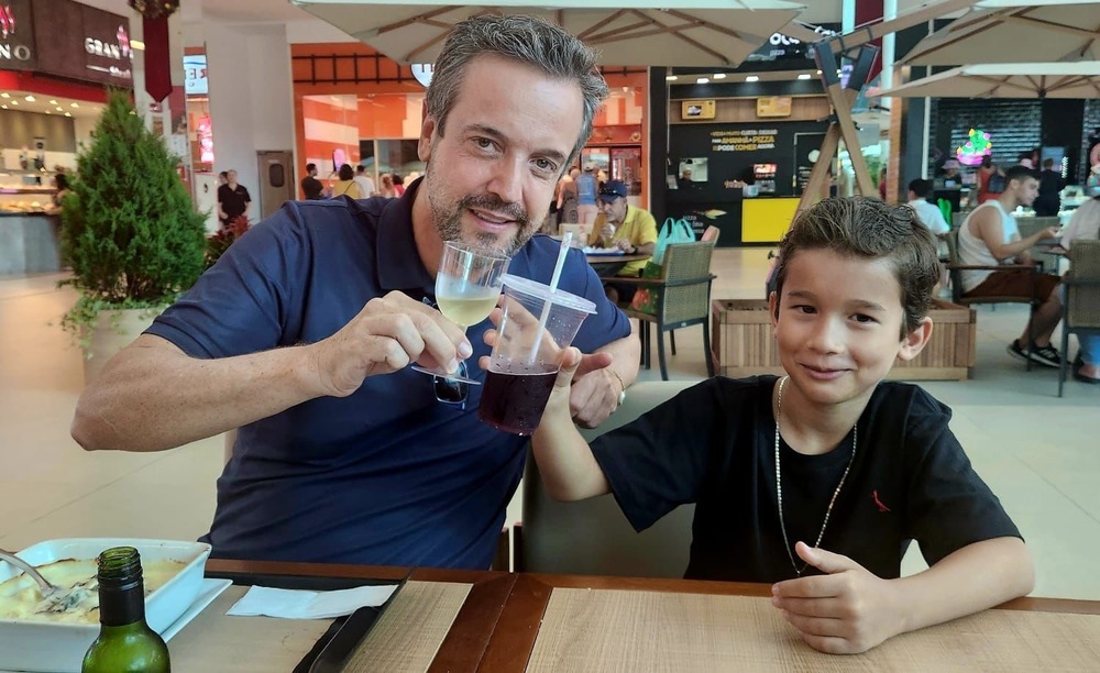 Alexis de Vaulx faz surpresa para niver do afilhado Miguel.