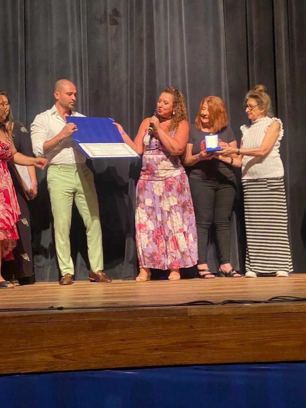 Diogo Nogueira e familia recebem medalha Tiradentes das mãos da deputada estadual Zeidan 