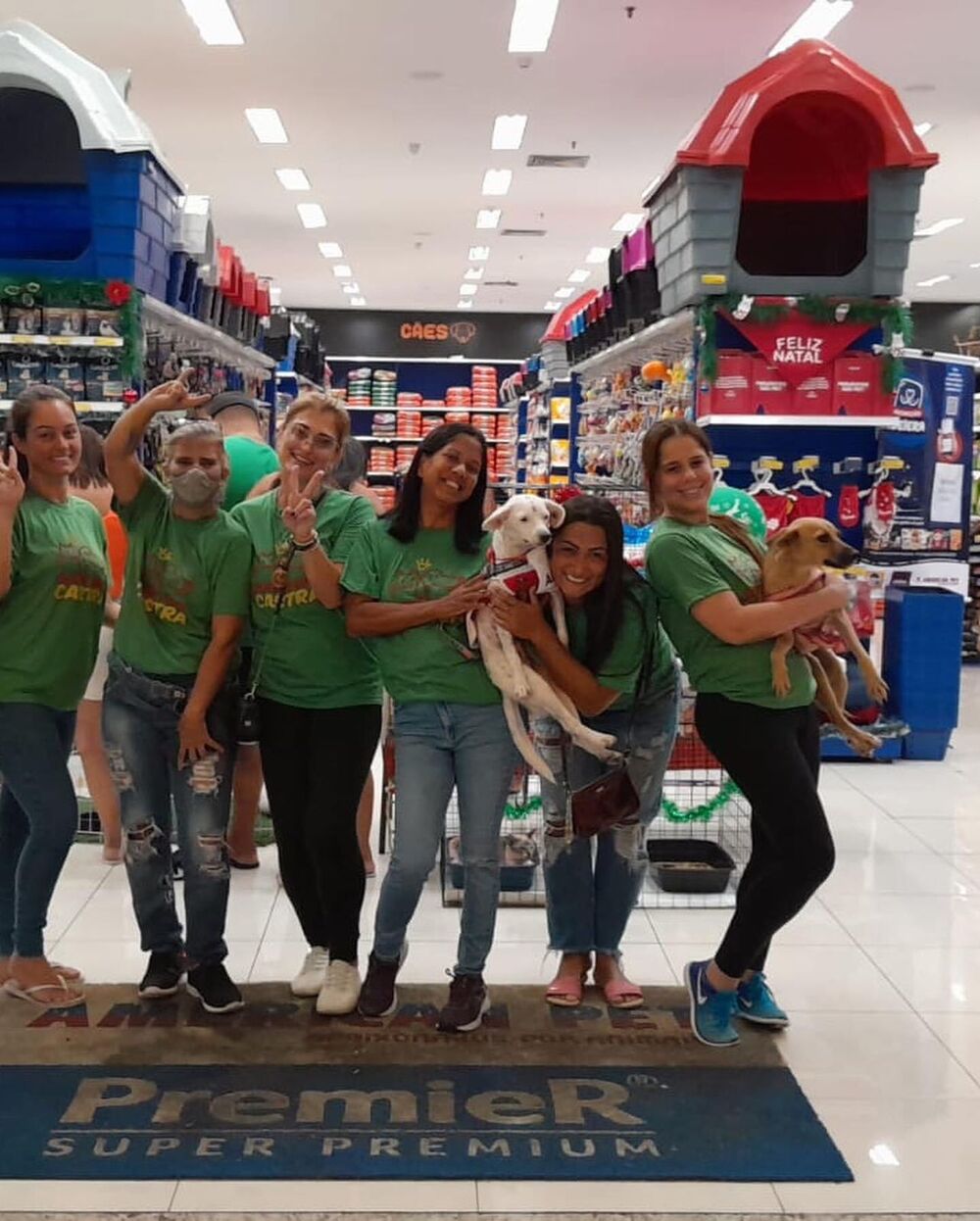 A protetora Keila Moraes promoveu uma campanha de adoção de animais no Shopping Pedreira, em Nova Iguaçu