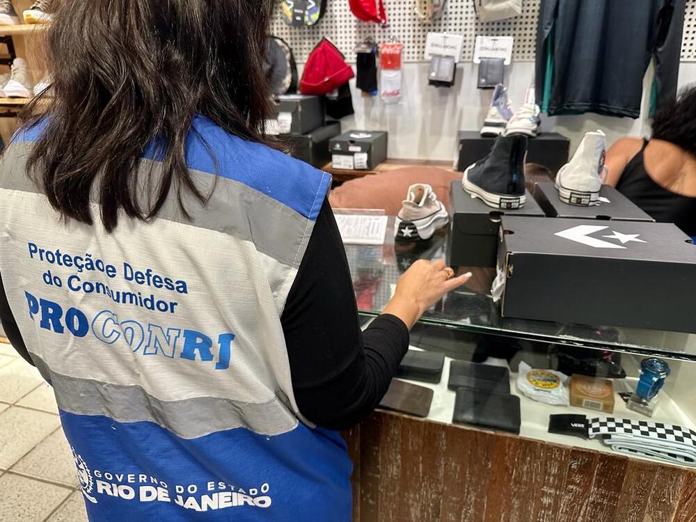 Procon-RJ orienta consumidores sobre trocas de presentes de Natal
