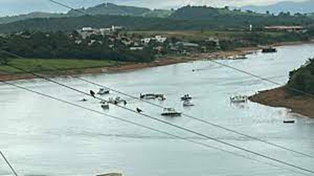 Helicóptero cai em lago de cidade mineira e deixa três feridos 