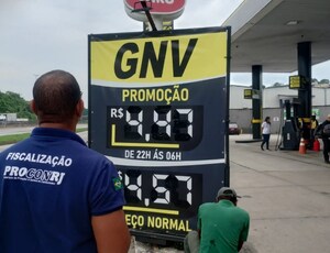 Postos de combustíveis em Duque de Caxias são autuados por propaganda enganosa