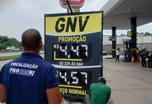 Postos de combustíveis em Duque de Caxias são autuados por propaganda enganosa