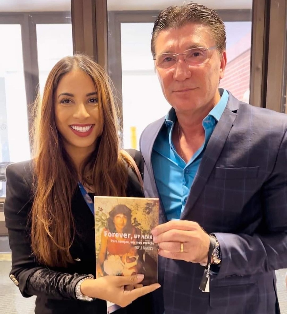 Gizele Tavares Entrega Seu Novo Livro ao seu Primeiro Incentivador, o Empresário Bilionário na Lista da Forbes Janguiê Diniz