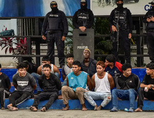 Forças de segurança realizam operações em todo Equador após a detenção de 180 agentes de segurança