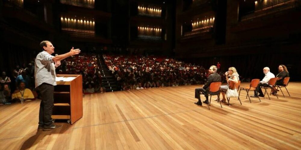 Paes empossa novos conselheiros tutelares do município em cerimônia na Cidade das Artes