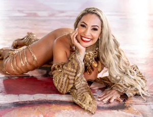 Alessandra Mattos, da G.R.E.S Estácio de Sá, celebra a cobertura exclusiva do Última Hora Online nos Ensaios Técnicos do Carnaval 2024