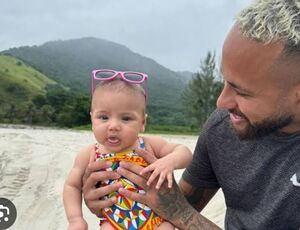 Neymar leva Mavie à praia vestida com maiô de grife milionária