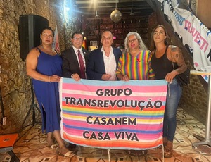 Embaixador francês para direitos LGBTQIA+ visita o  KuzinhaNem, projeto da CasaNem, no centro do Rio