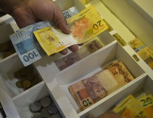 Salário mínimo de R$ 1.412 entra em vigor nesta segunda-feira