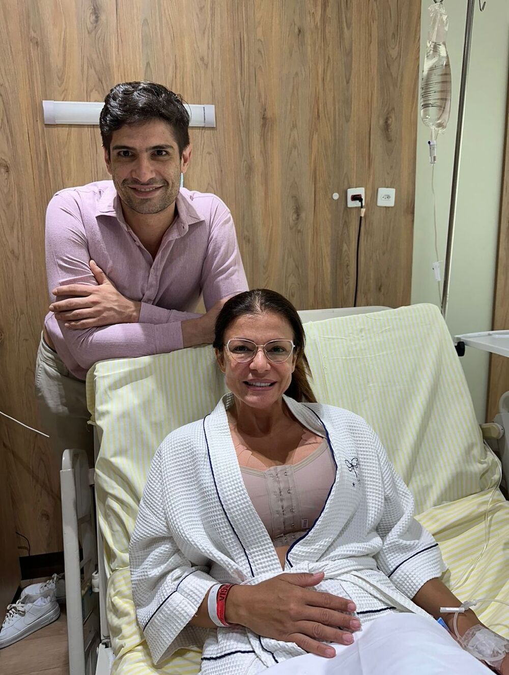 Cirurgia revela que prótese mamária de Analice Nicolau escondia um cisto