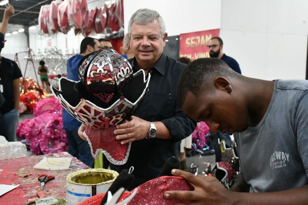 Prefeito Axel Grael acompanha de perto preparativos para o desfile da Unidos do Viradouro