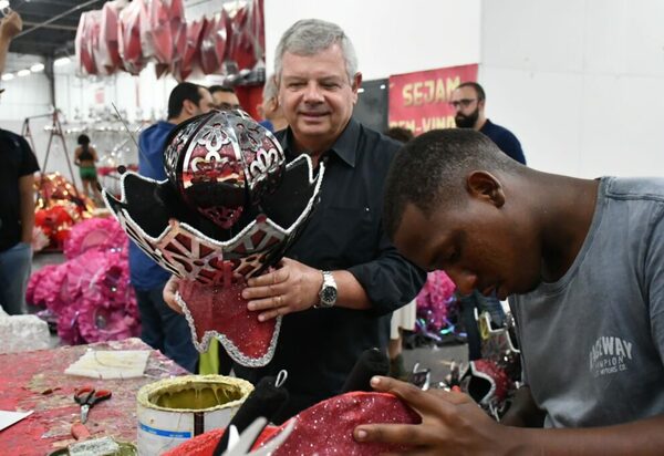 Prefeito Axel Grael acompanha de perto preparativos para o desfile da Unidos do Viradouro