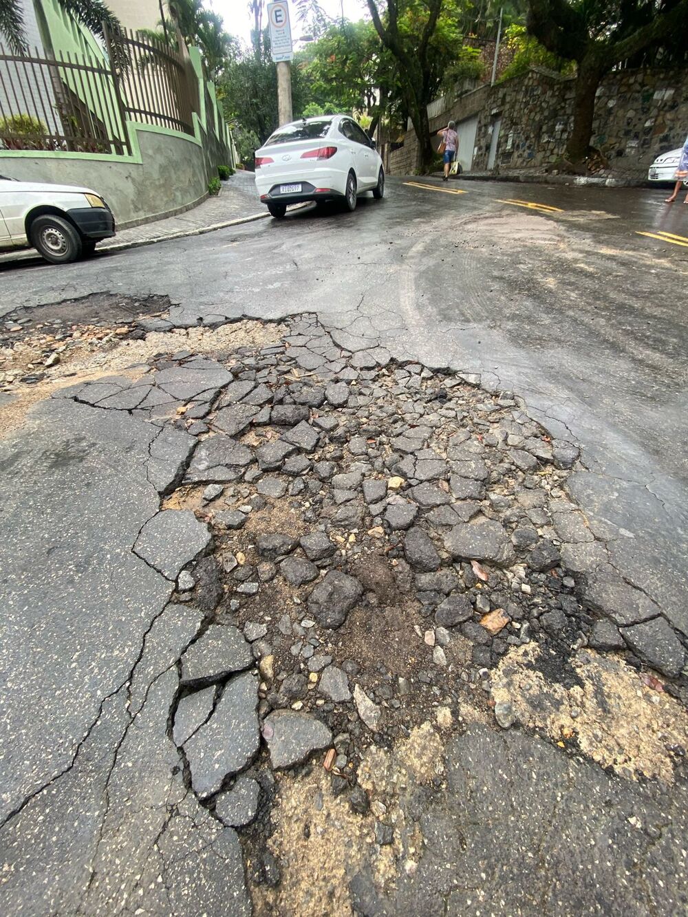 Cratera Lunar em Nova Iguaçu terá bolo de aniversário em forma de protesto      