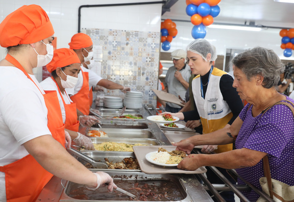 Castro inaugura Restaurante do Povo em Petrópolis