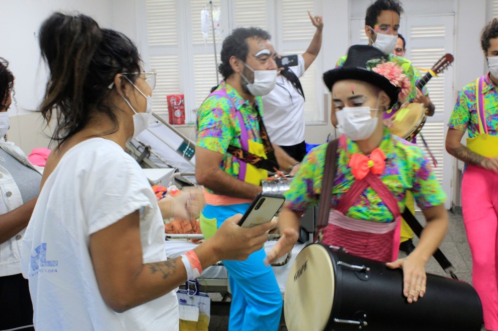 Em clima de carnaval, Doutores da Alegria leva cultura gratuita a hospitais do Rio de Janeiro 