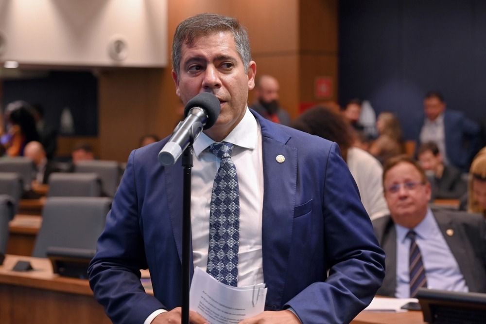 Deputado Dr. Serginho disponibiliza máquinas e recursos para ajudar vítimas das chuvas na Região dos Lagos
