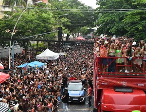Blocos de carnaval levaram milhares de pessoas às ruas de Niterói no fim de semana